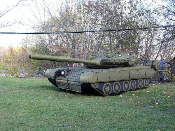新建陆地军事假目标坦克